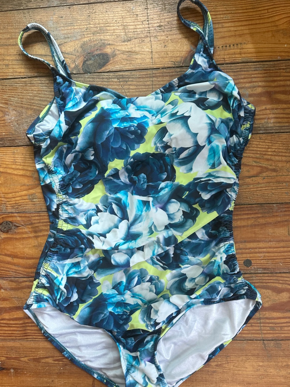 Maxine of Hollywood Plus size Tummy control Floral One-Piece Swimsuit size 18